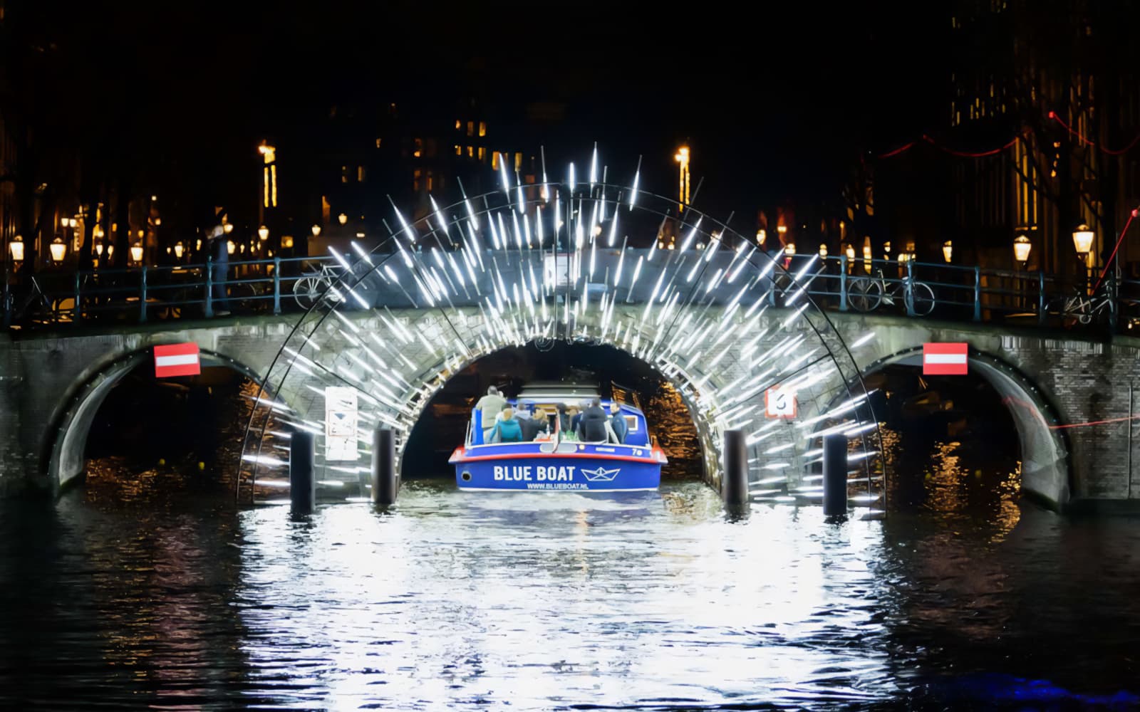 Amsterdam Light Festival: 90-min Extended Traditional Cruise with Optional Wine & Snackbox