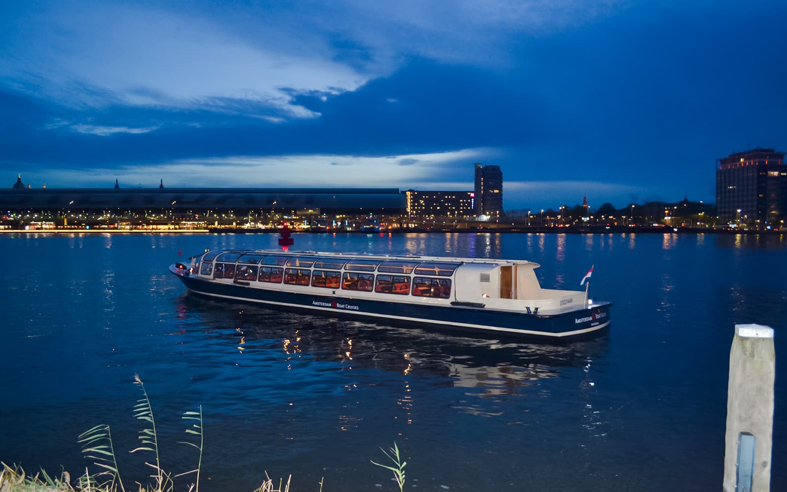 Amsterdam Light Festival: 90-min Extended Traditional Cruise with Optional Wine & Snackbox tickets in Amsterdam - Features | TickYourList