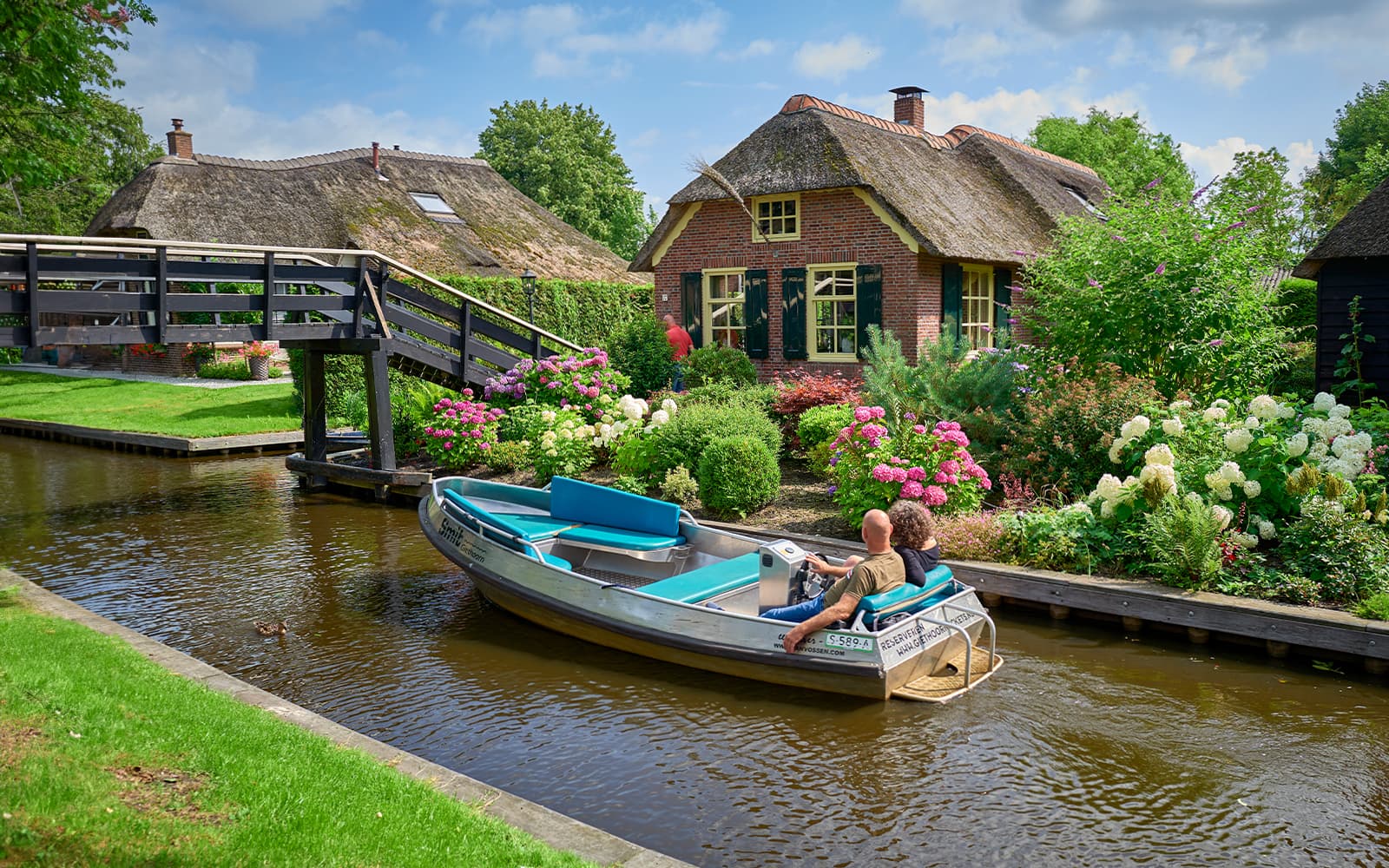 From Amsterdam: Giethoorn Day Trip with Boat Ride & Walking Tour
