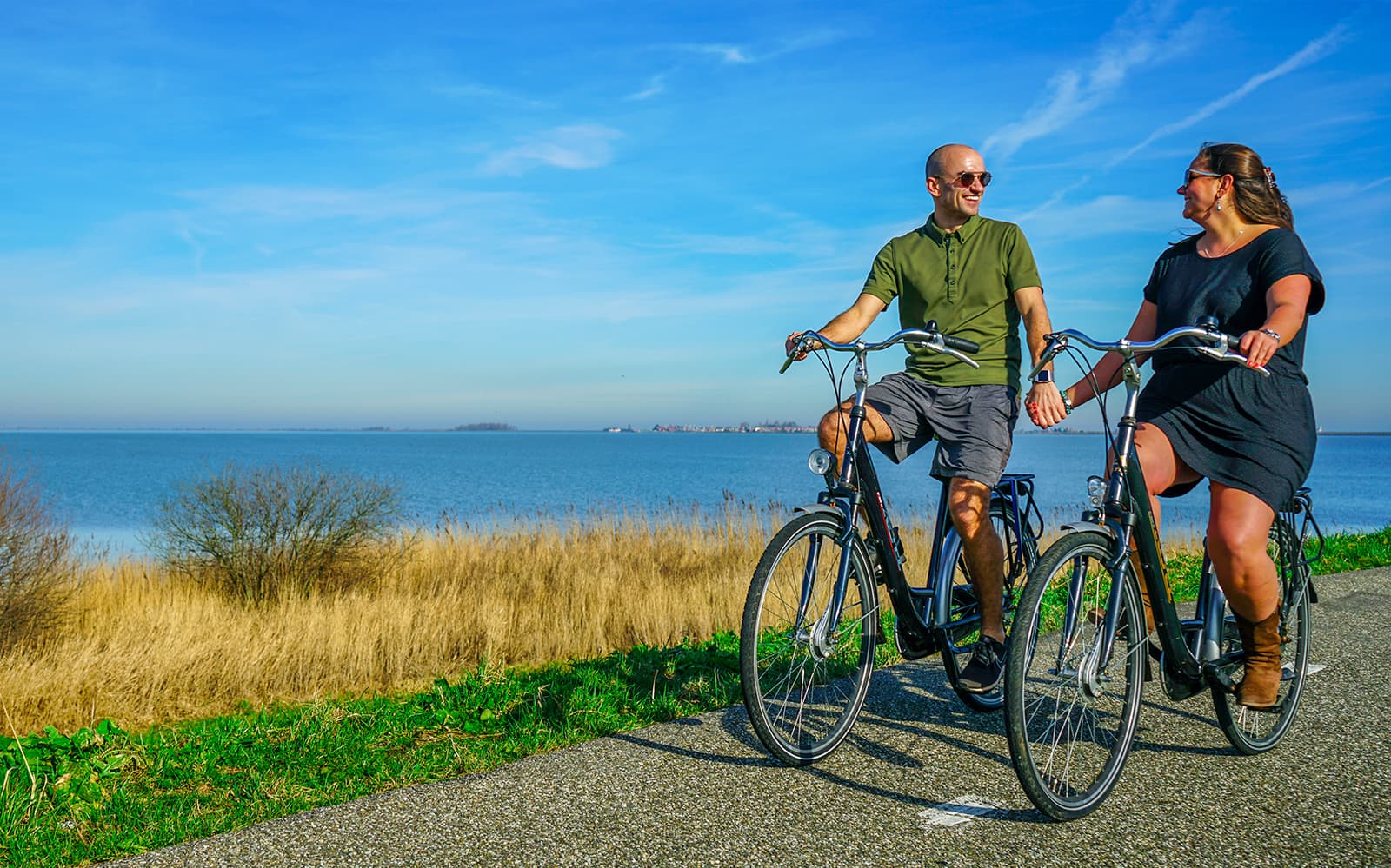 Volendam: Bike Rental with Countryside Route Suggestions