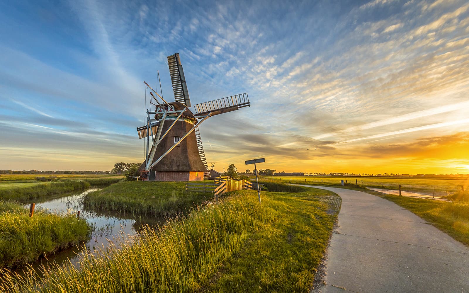 Full-Day Guided Tour of the Dutch Countryside with a Cruise & Museum Entrance