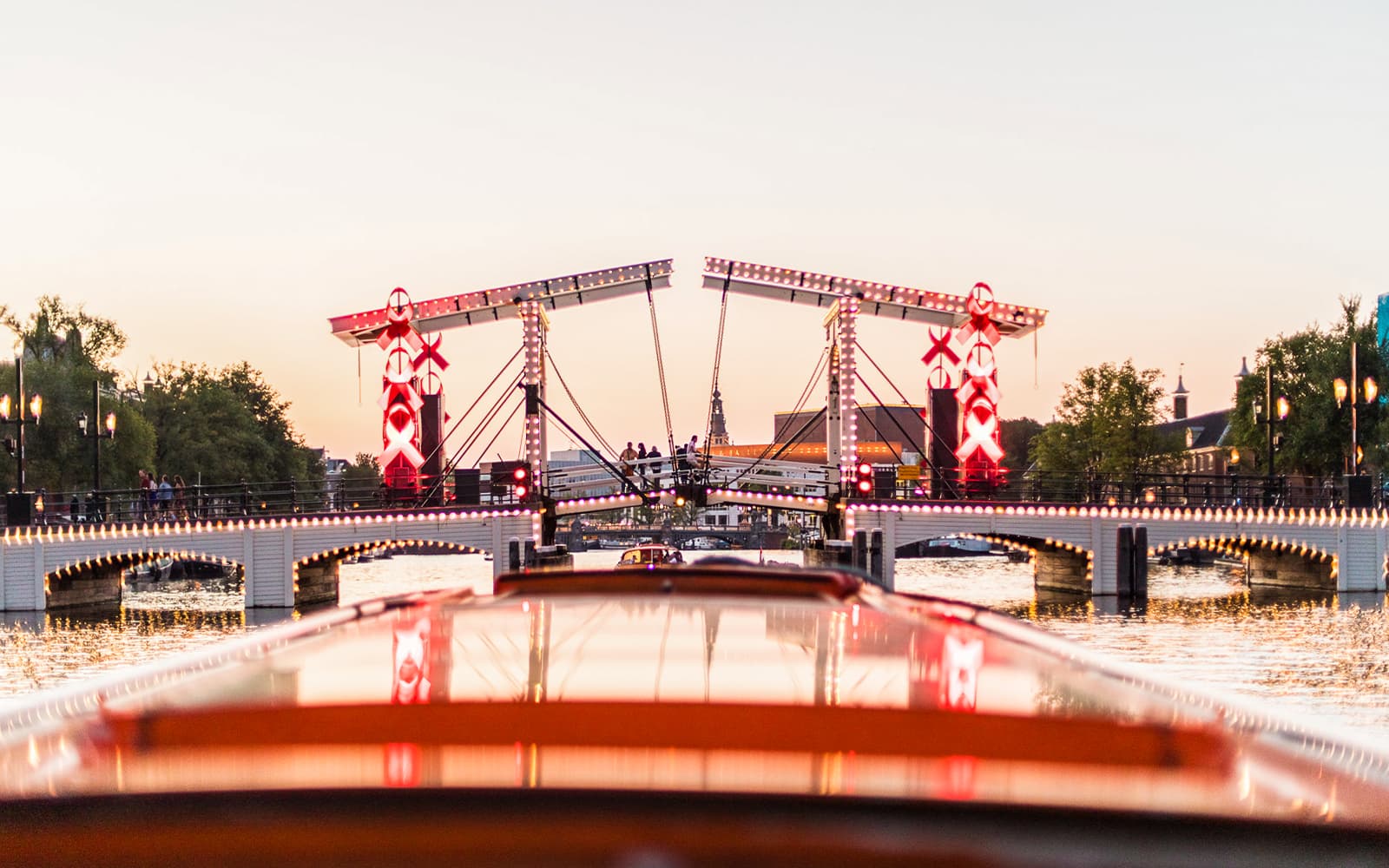 Amsterdam: Evening Cruise with Pizza or Burger and Drinks tickets in Amsterdam - Features | TickYourList