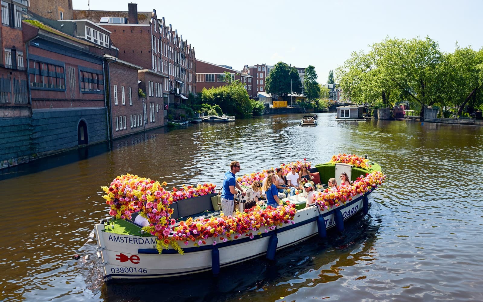 Amsterdam: Exclusive Flower or Tulip Experience on a Luxury Open Boat