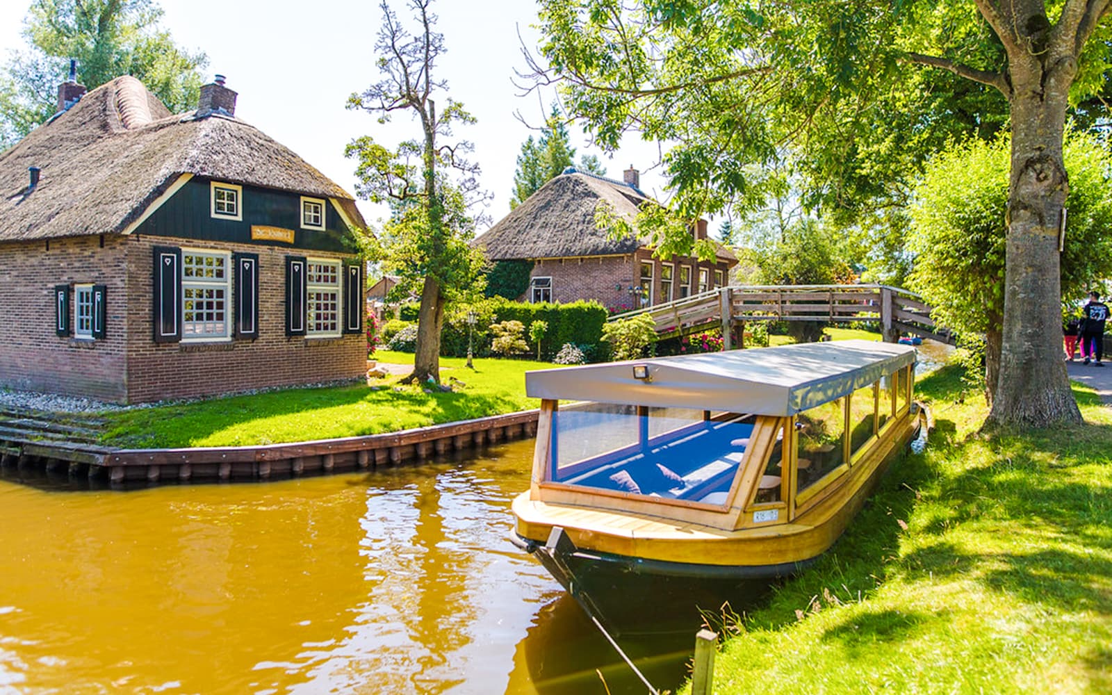 From Amsterdam: Giethoorn Day Trip with Boat Tour & Afsluitdijk Visit