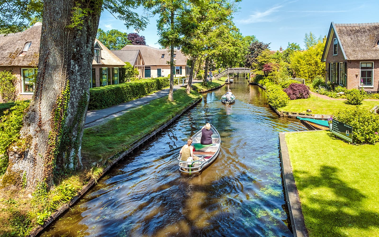 From Amsterdam: Giethoorn Small-Group Day Tour with Electric Boat Ride