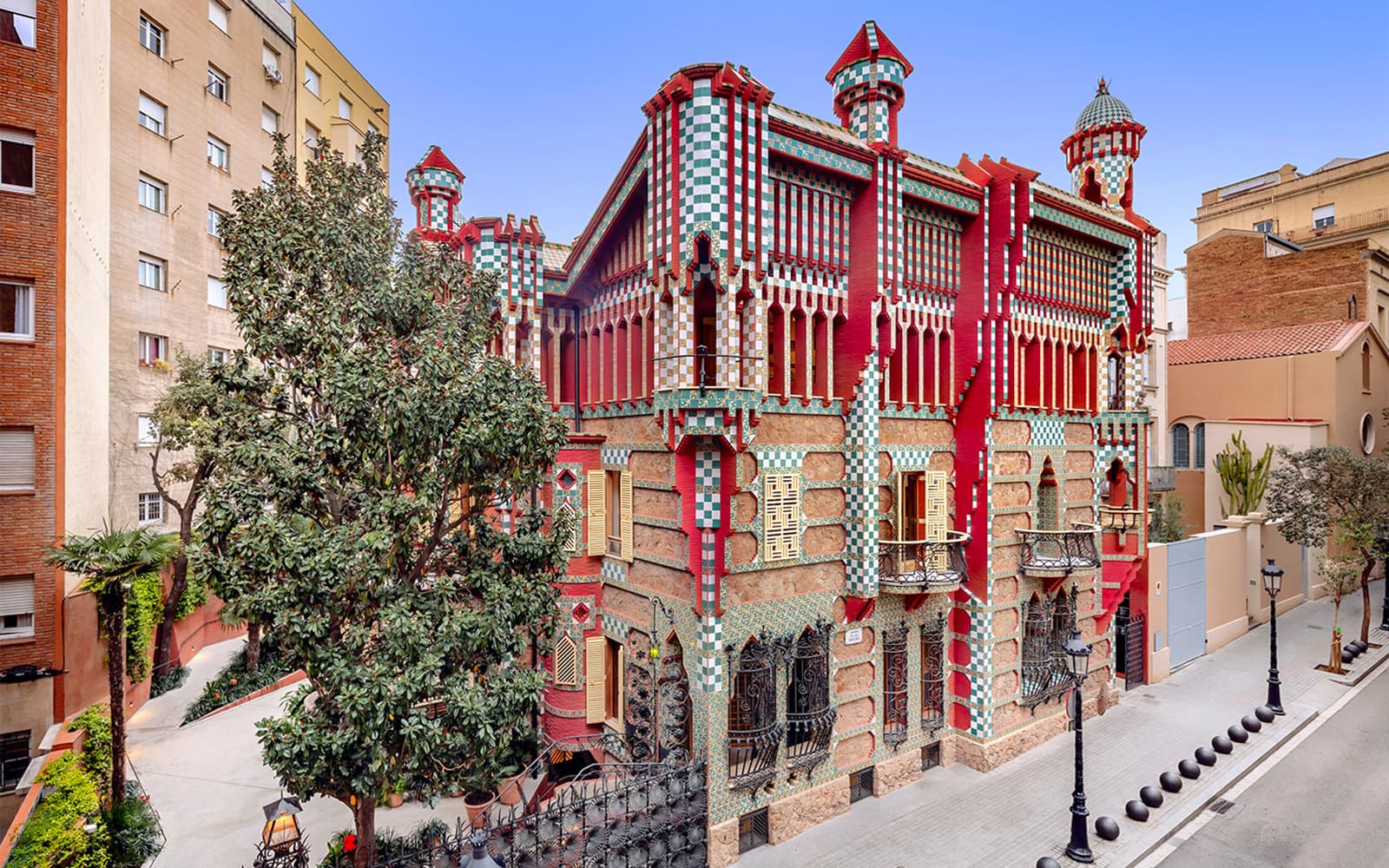 Korean/Japanese/Chinese-Guided Day Tour of Sagrada Familia, Casa Vicens & Casa Mila with Fast-Track Entry