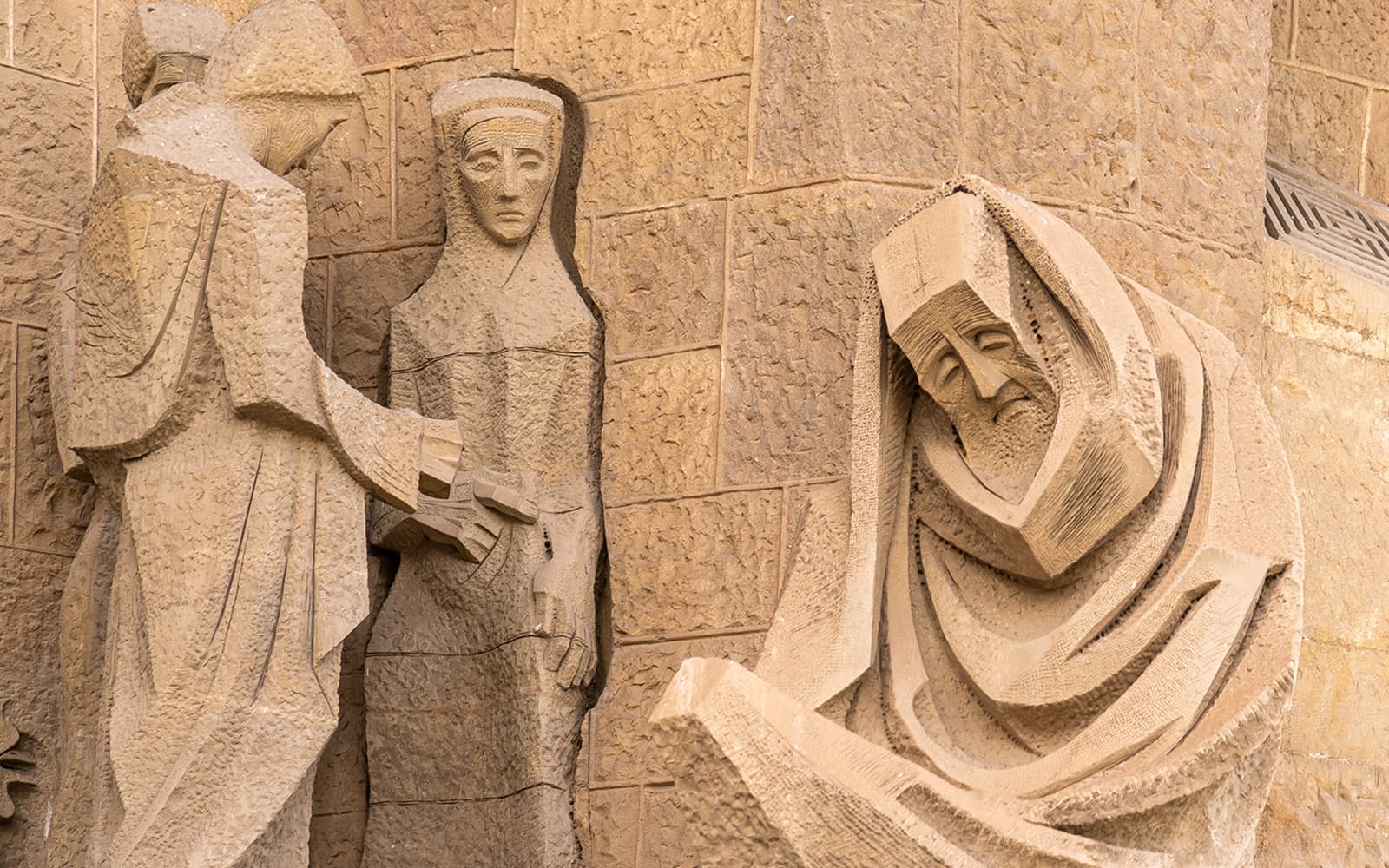 Combo: Sagrada Familia & Park Güell Tickets + Barcelona Hop-On Hop-Off Bus Tour in Barcelona - Features | TickYourList