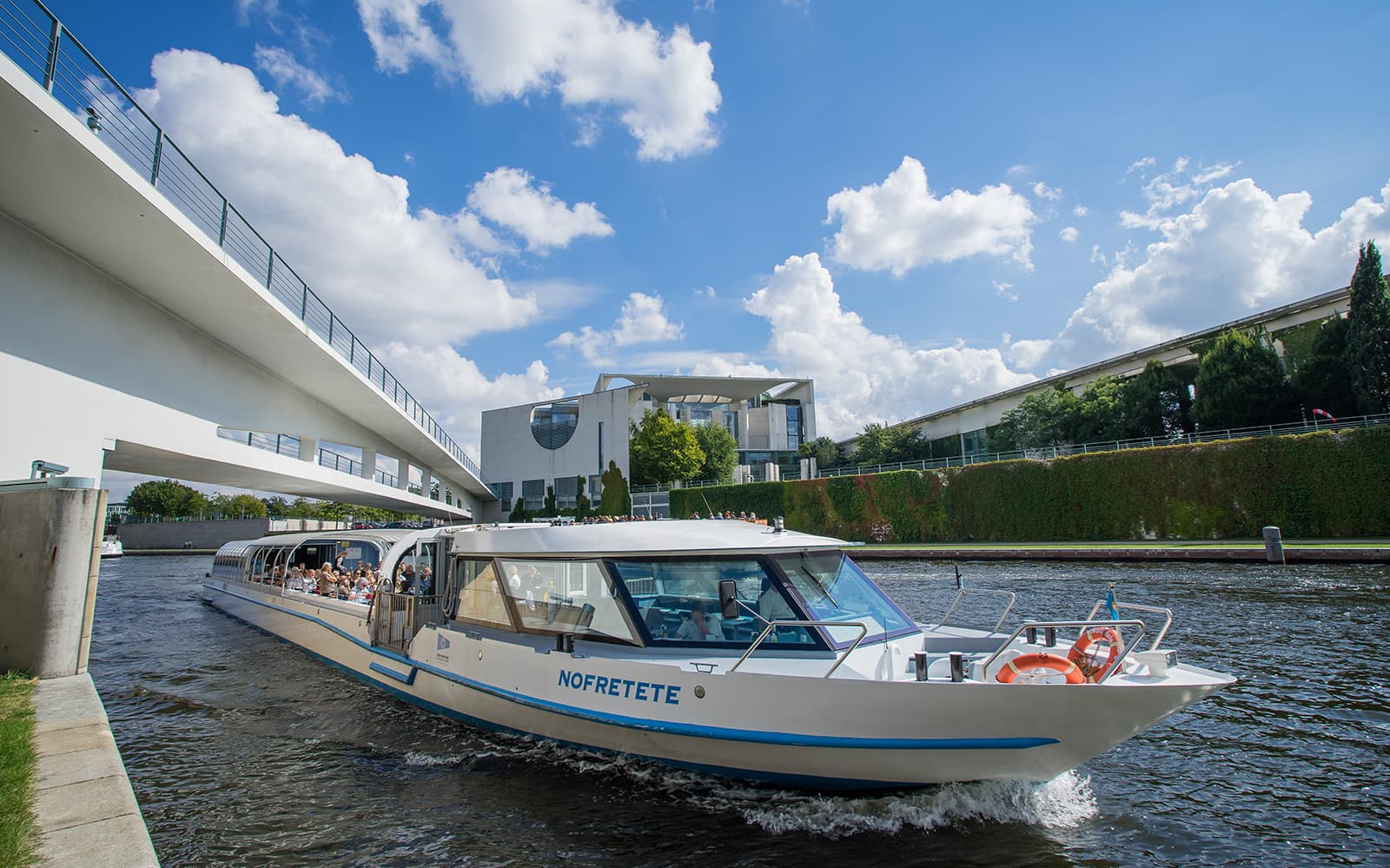 2.5-Hour City Boat Tour – Through the Center of Berlin to The West Harbor