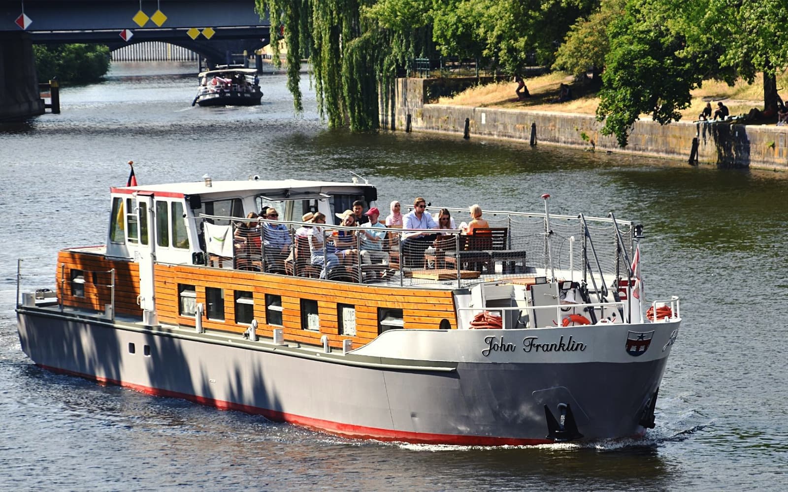 City-Loungefahrt mit dem Schiff in Berlin