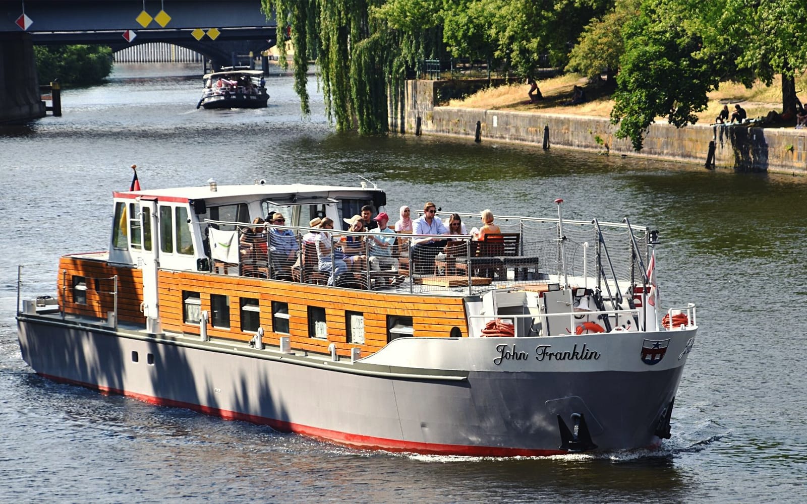 City-Loungefahrt mit dem Schiff in Berlin experience tickets in Berlin | TickYourList