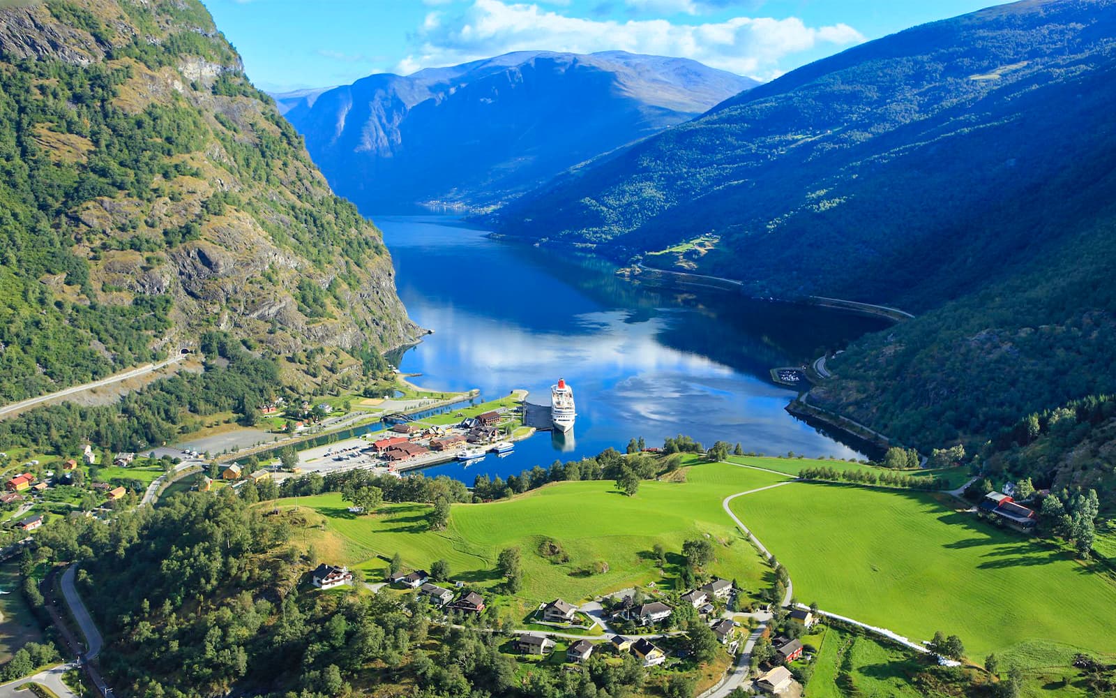 From Bergen: Full-Day Tour of Viking Village, Nærøyfjord Cruise & Flåm Railway