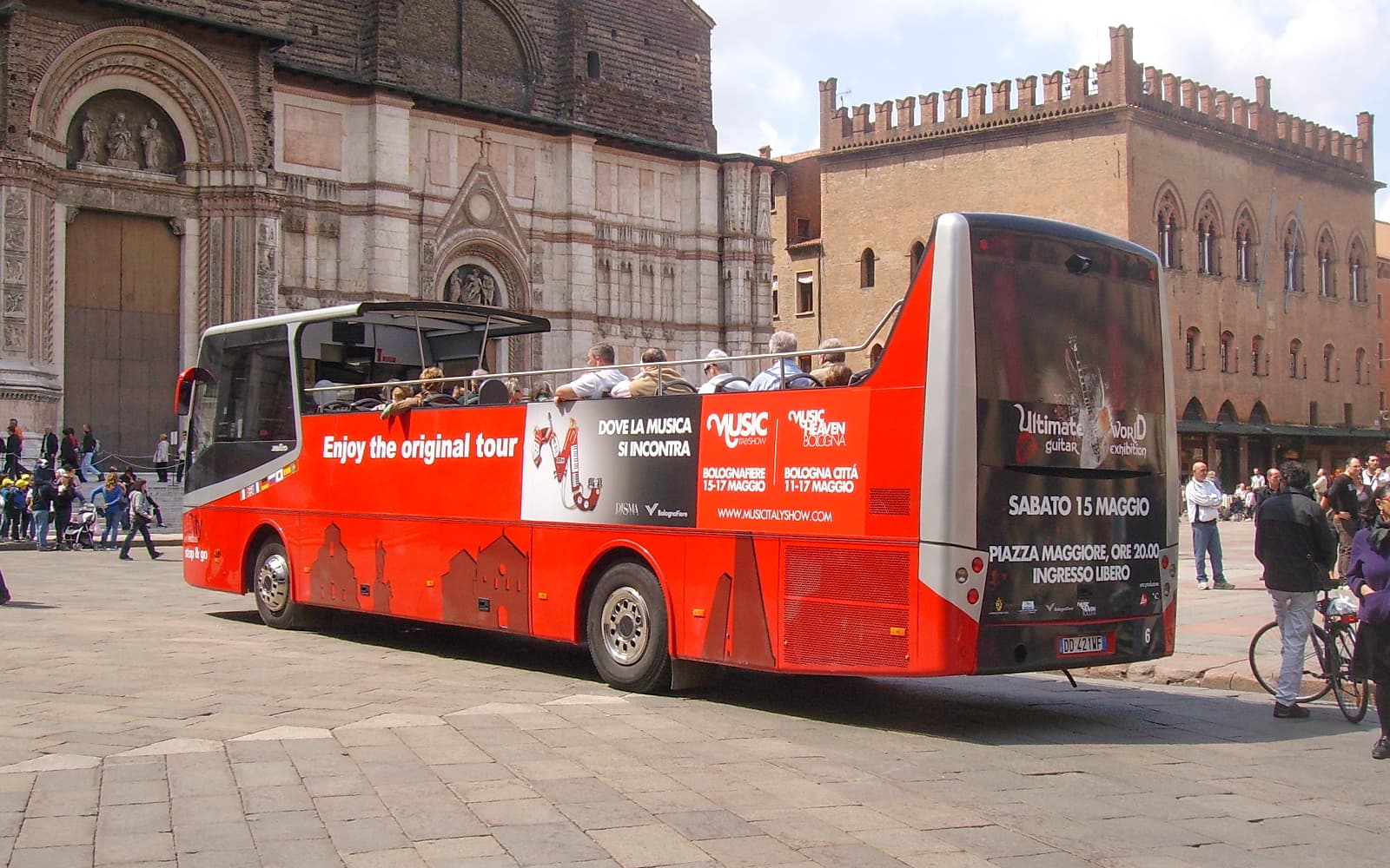 City Red Bus: Bologna Hop-on Hop-off Tour with Food Tasting Vouchers