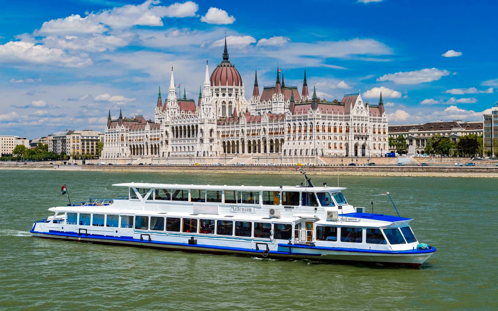Budapest: Danube Sightseeing Cruise & Beverages