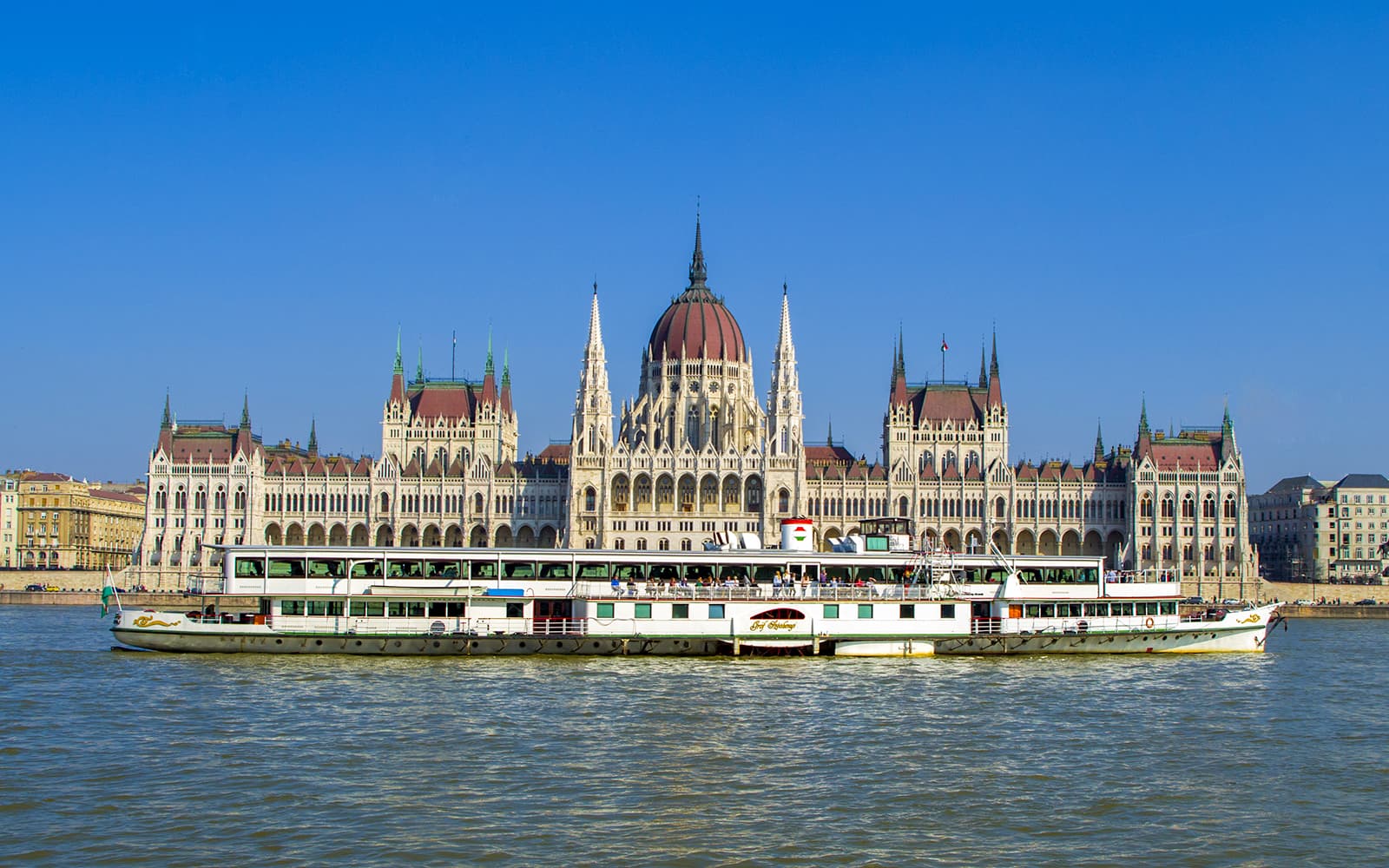 Budapest: Dinner Cruise with Live Music & Folklore Show
