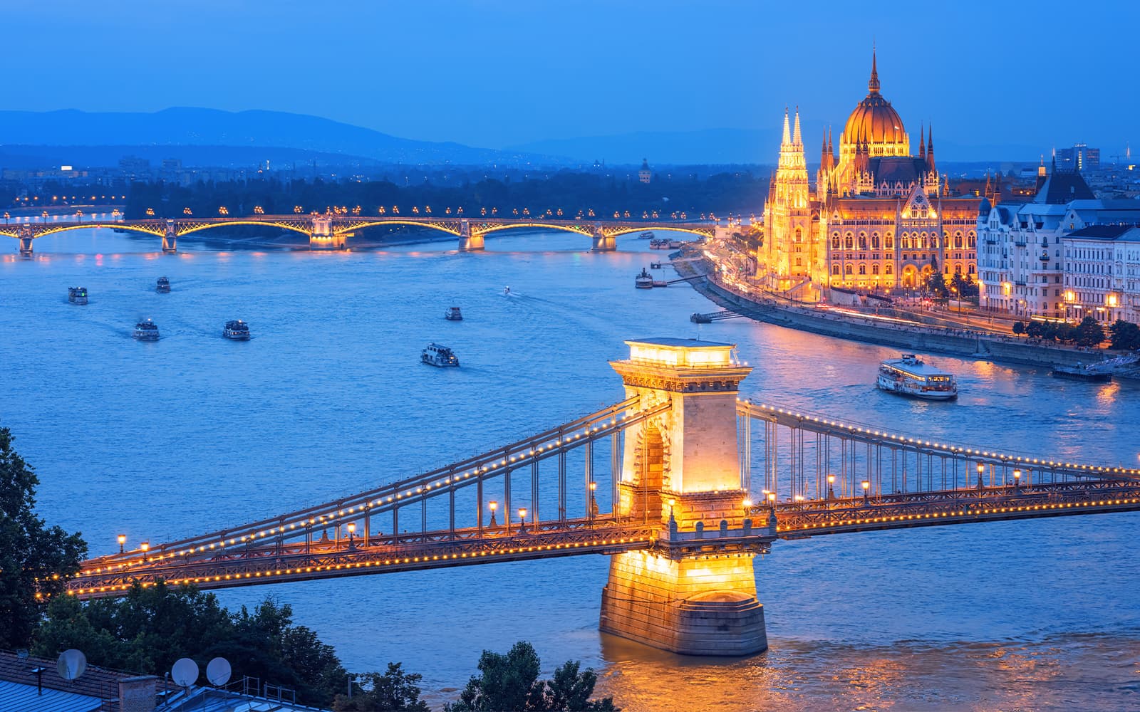 Budapest: Late Night Dinner Cruise & Live Music
