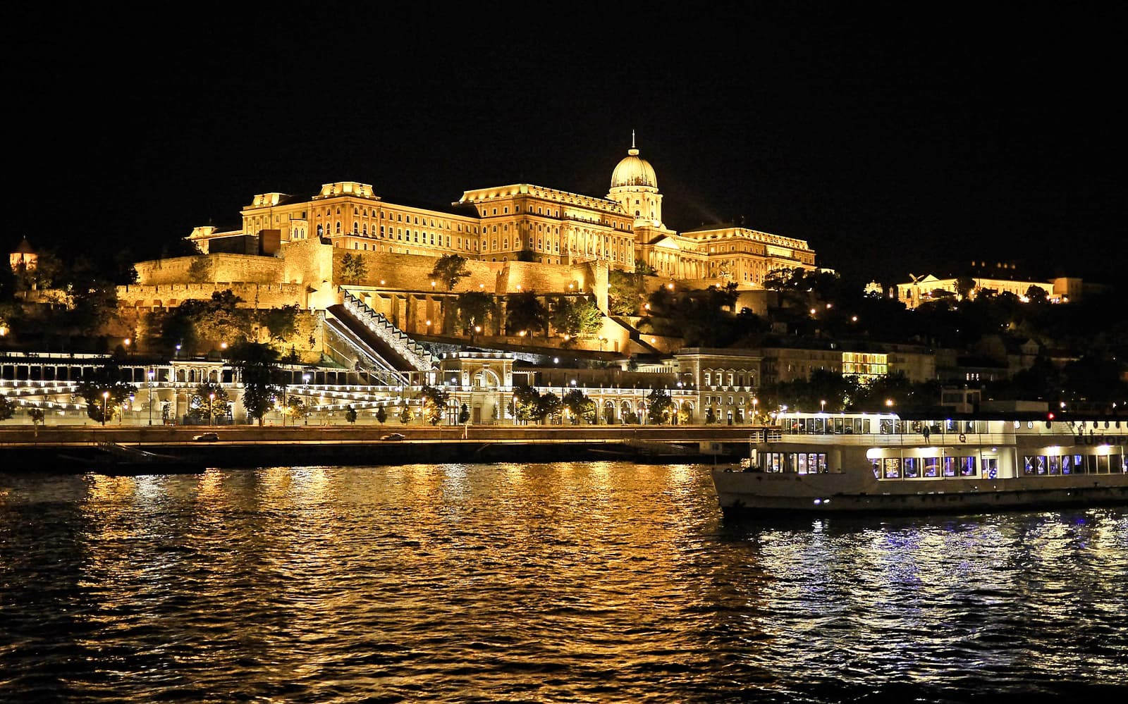 Budapest: Day/Evening Danube River Sightseeing Cruise with Welcome Drink