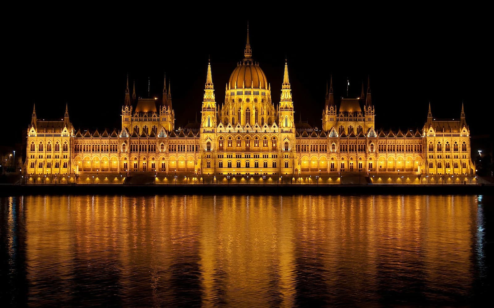 Hungarian Parliament Tour + Entry to Széchenyi Spa + River Danube Cruise