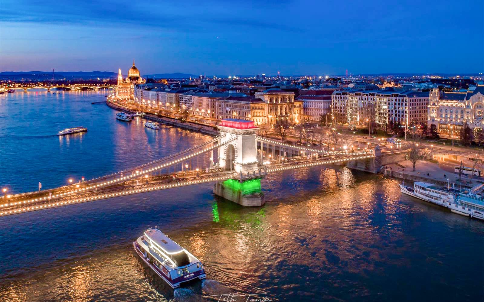 Hop On Hop Off Sightseeing Cruise with Welcome Drink