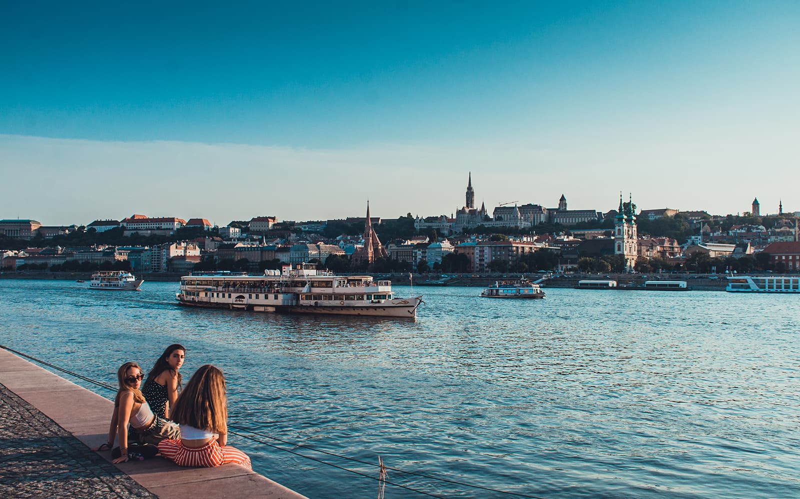Boat Tour in Budapest with 3 Drink Options tickets in Budapest - Features | TickYourList