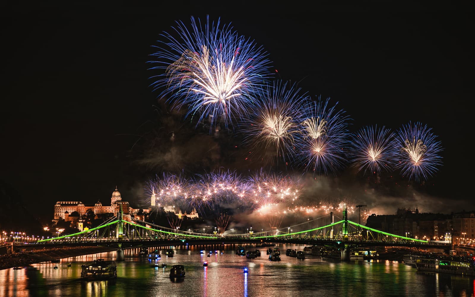Budapest: Deluxe Fireworks Dinner Cruise with Parliament View