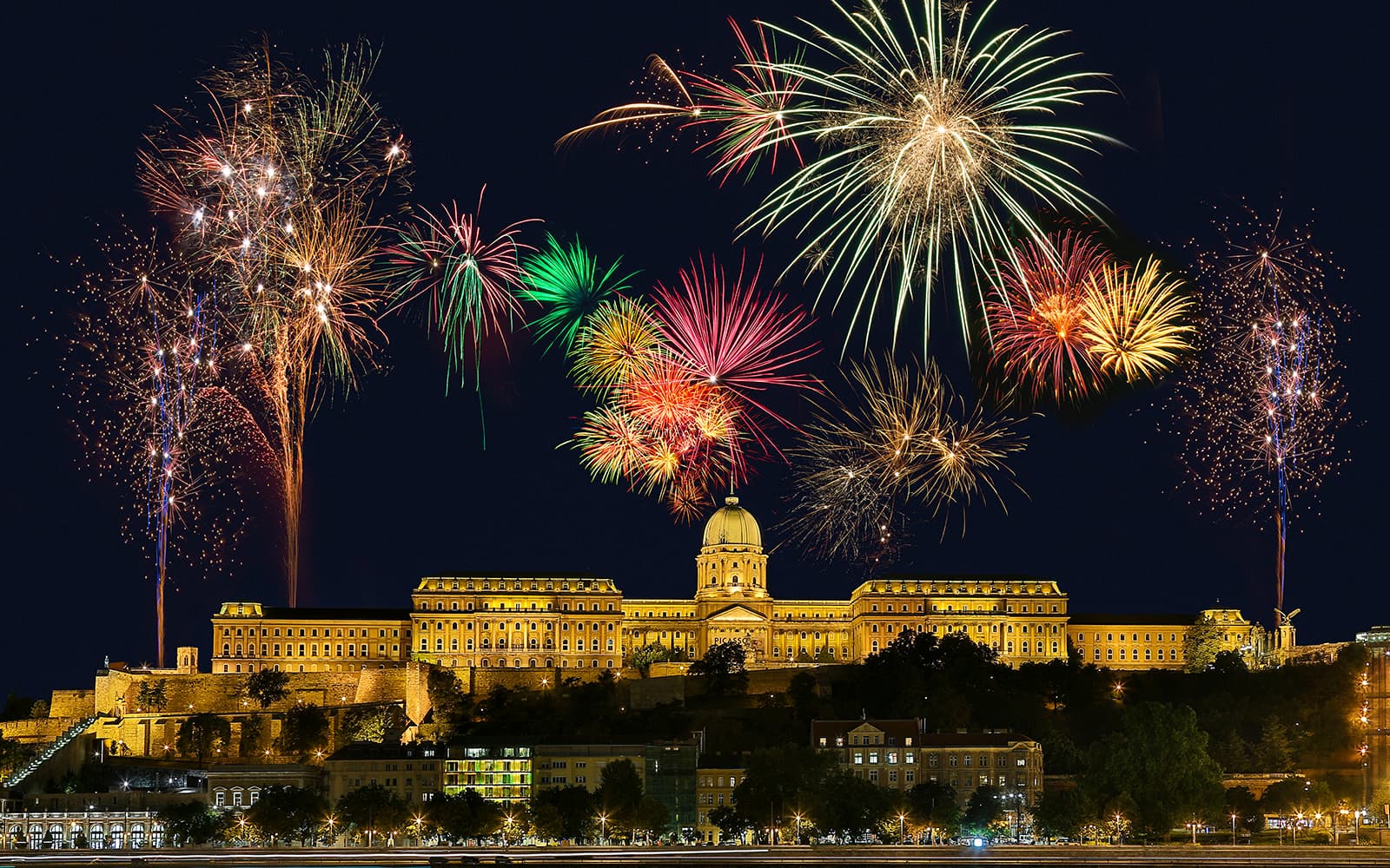 Budapest: St. Stephen’s Day Evening Cruise with Fireworks & Drinks tickets in Budapest - Full Experience | TickYourList