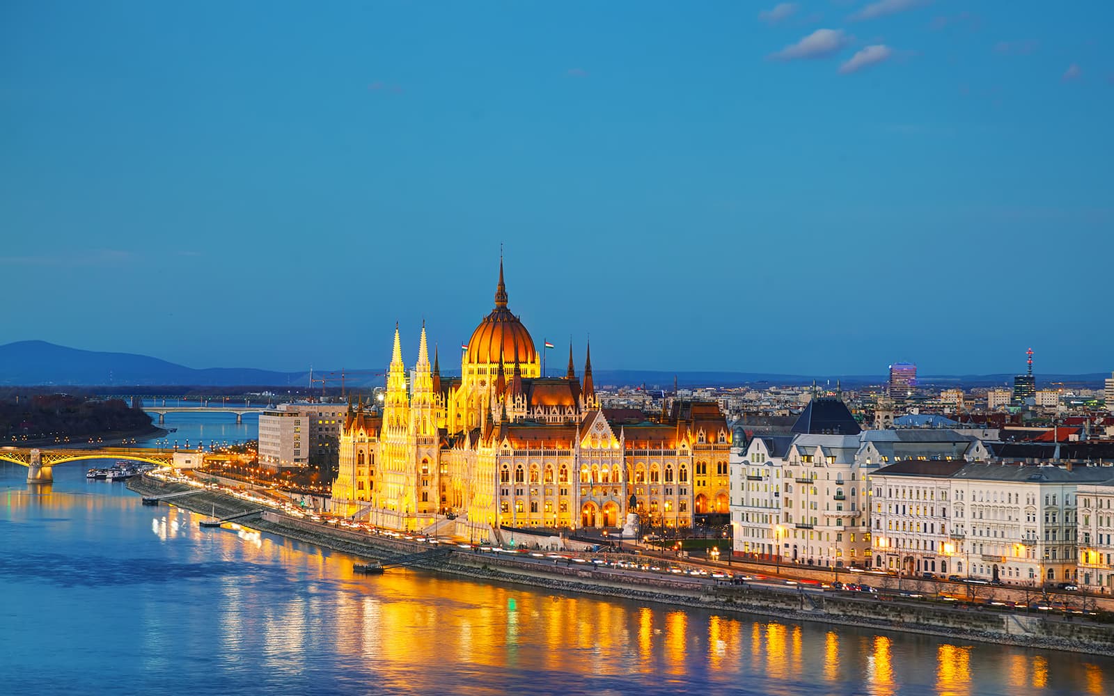 Budapest: Gin & Tonic Cocktail Cruise tickets in Budapest - Features | TickYourList