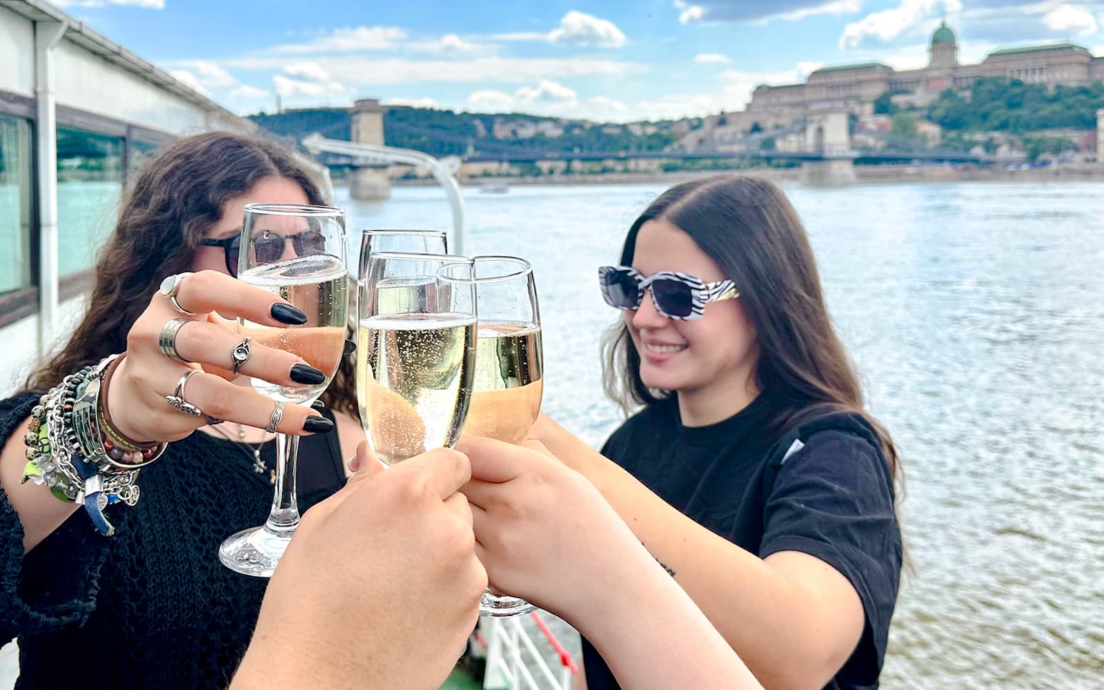 Budapest Danube River Sightseeing Cruise with Brunch & Drinks