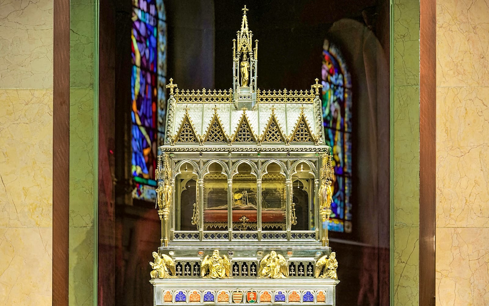 Combo (Save 5%): St. Stephen’s Basilica Guided Tour + Day or Evening Danube Sightseeing Cruise with Drinks tickets in Budapest - Activities | TickYourList