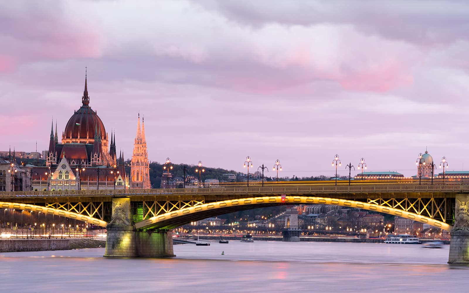 Combo (Save 5%): St. Stephen’s Basilica Guided Tour + Day or Evening Danube Sightseeing Cruise with Drinks tickets in Budapest - Features | TickYourList