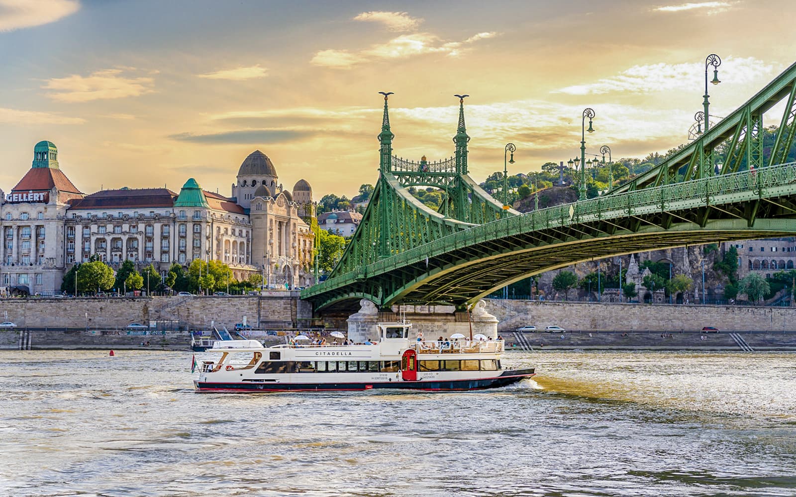 Budapest Premium Sightseeing Cruise with Tokaj Frizzante