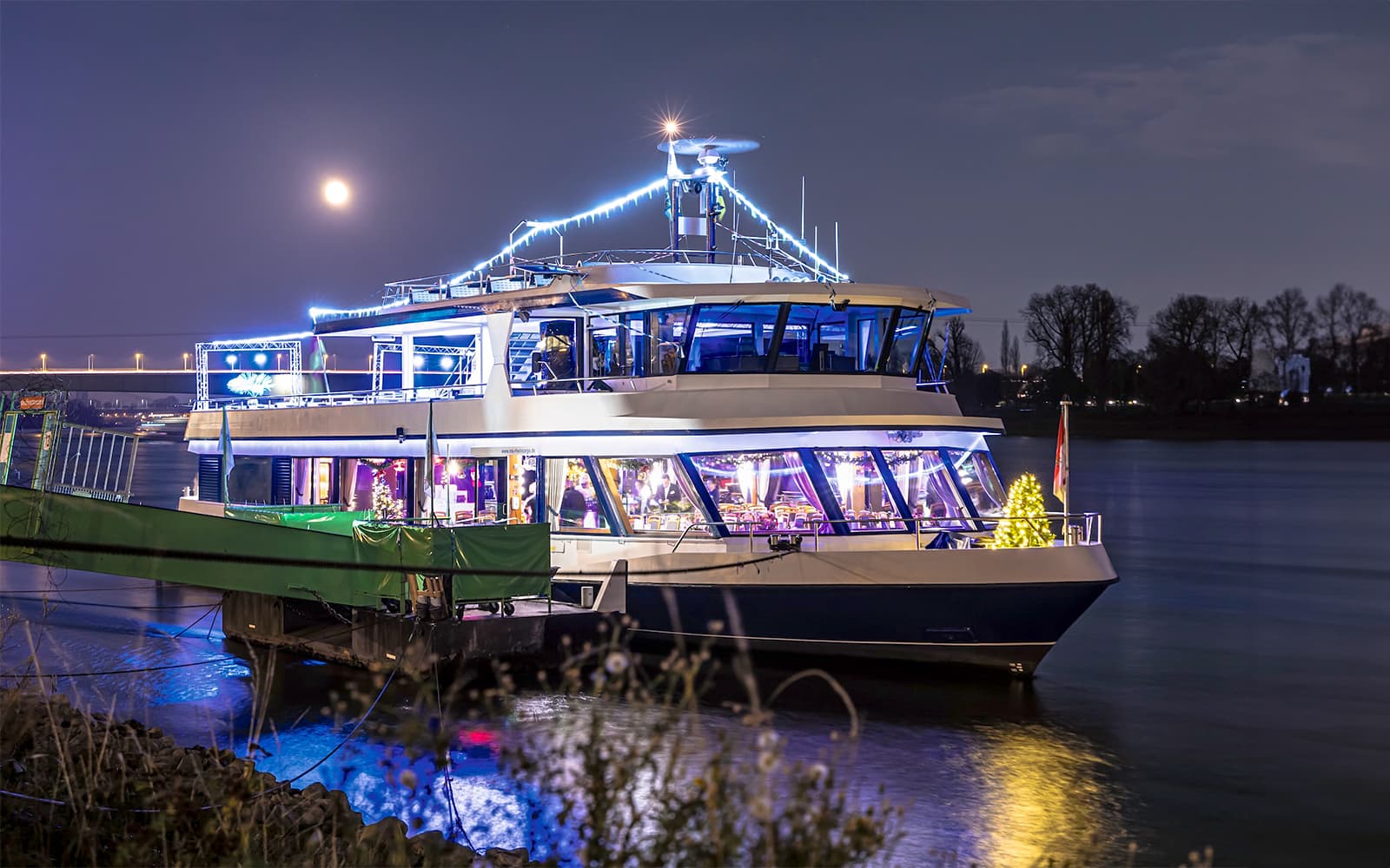 1.5-Hour Cologne Advent Cruise with Festive Music