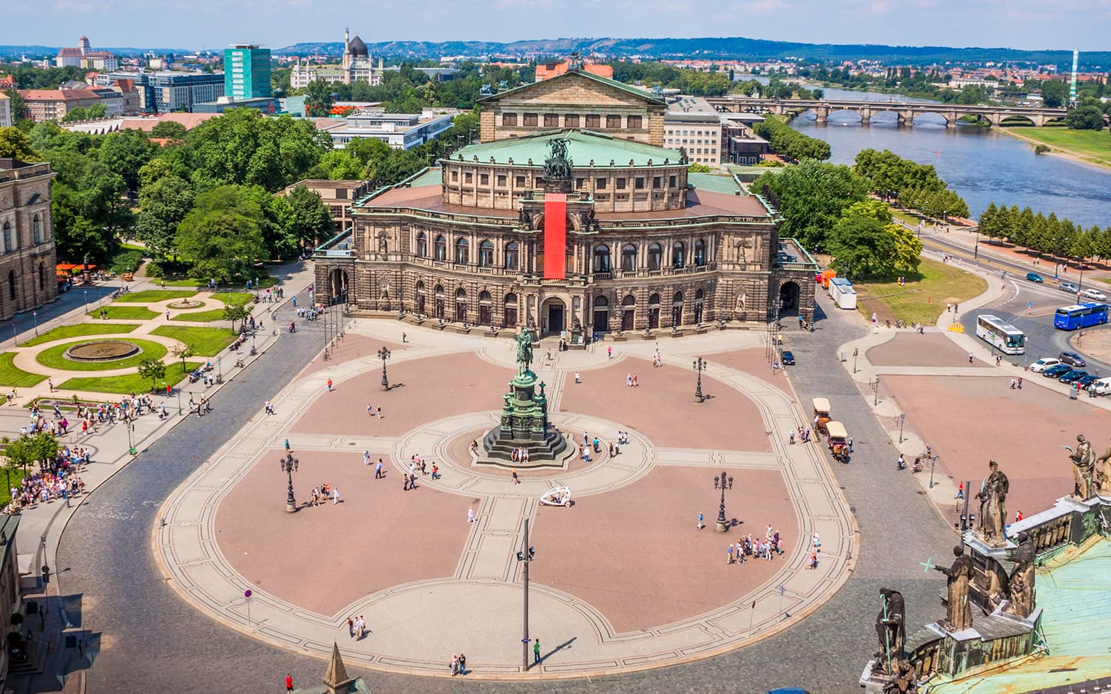 Semperoper Tickets & Old Town Guided Tour in Dresden - Features | TickYourList