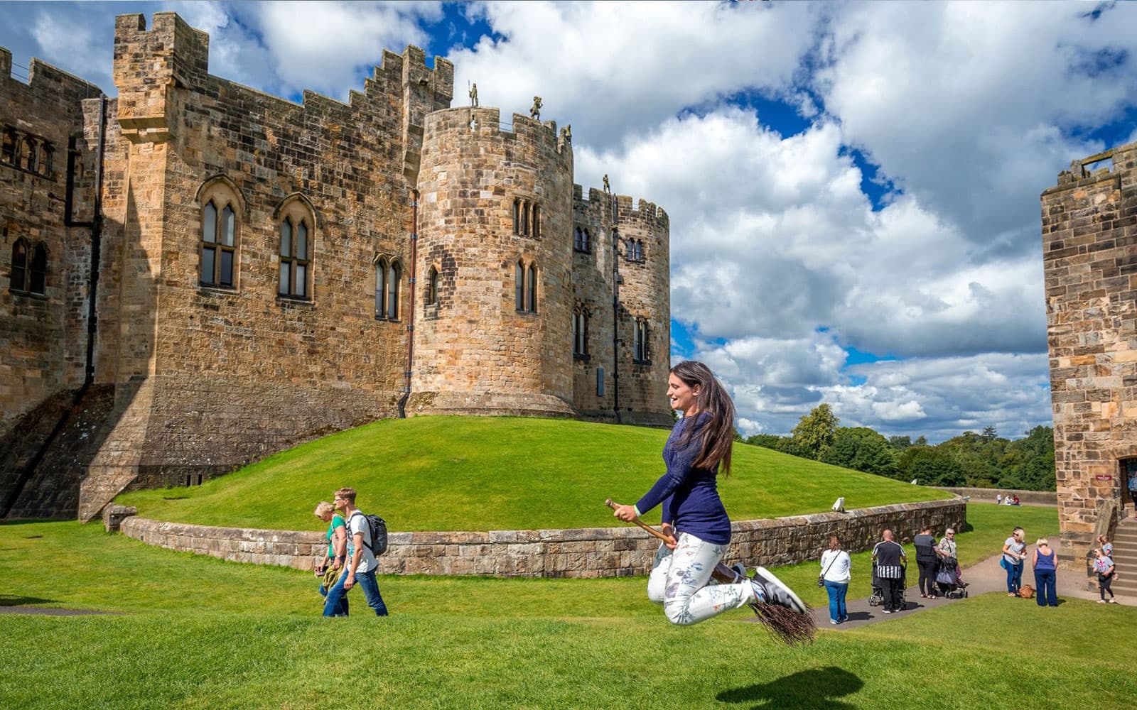 From Edinburgh: ‘Hogwarts’ Alnwick Castle & Northumbria Day Trip
