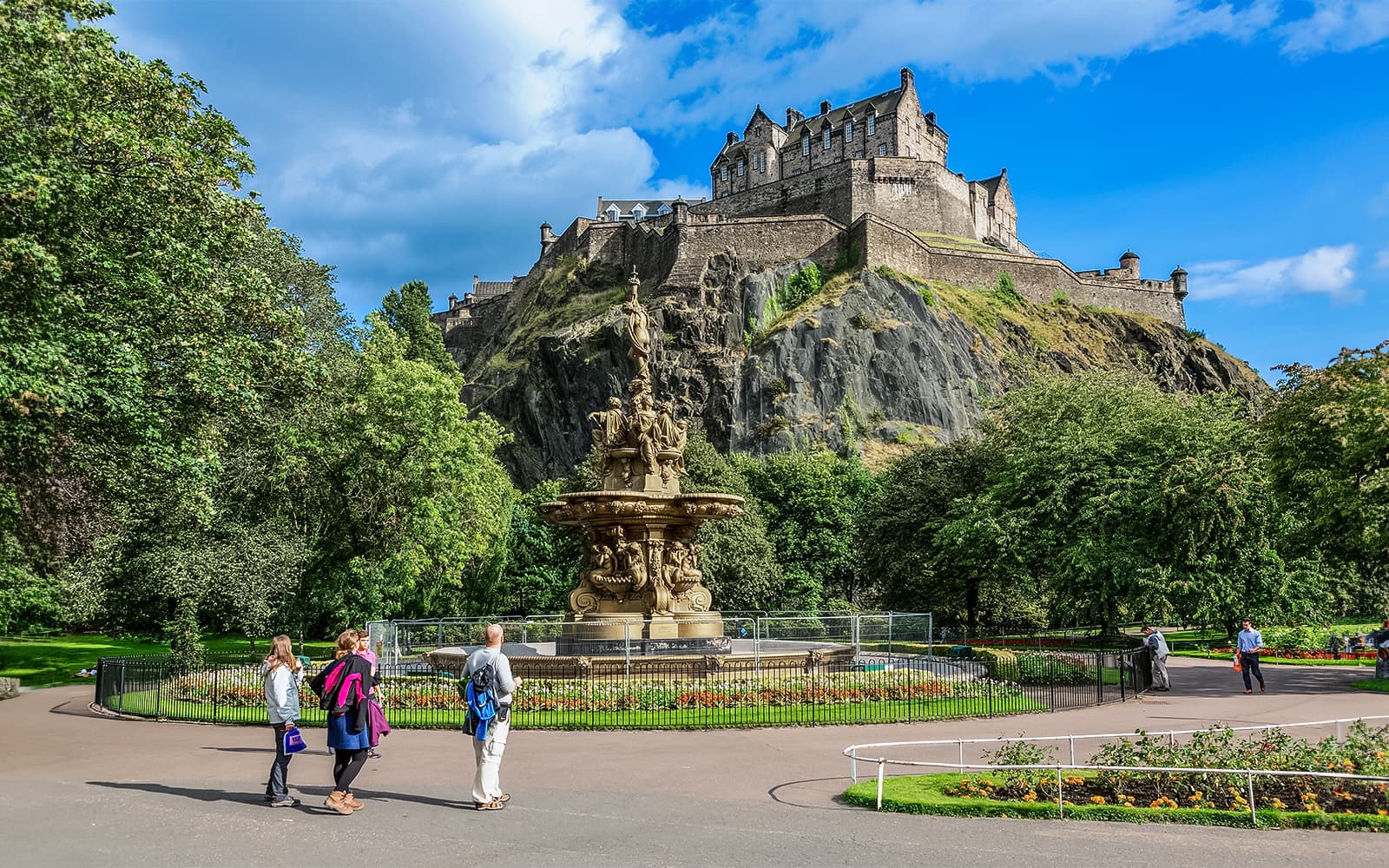 Edinburgh Castle Guided Walking Tour with Fast-Track Entry