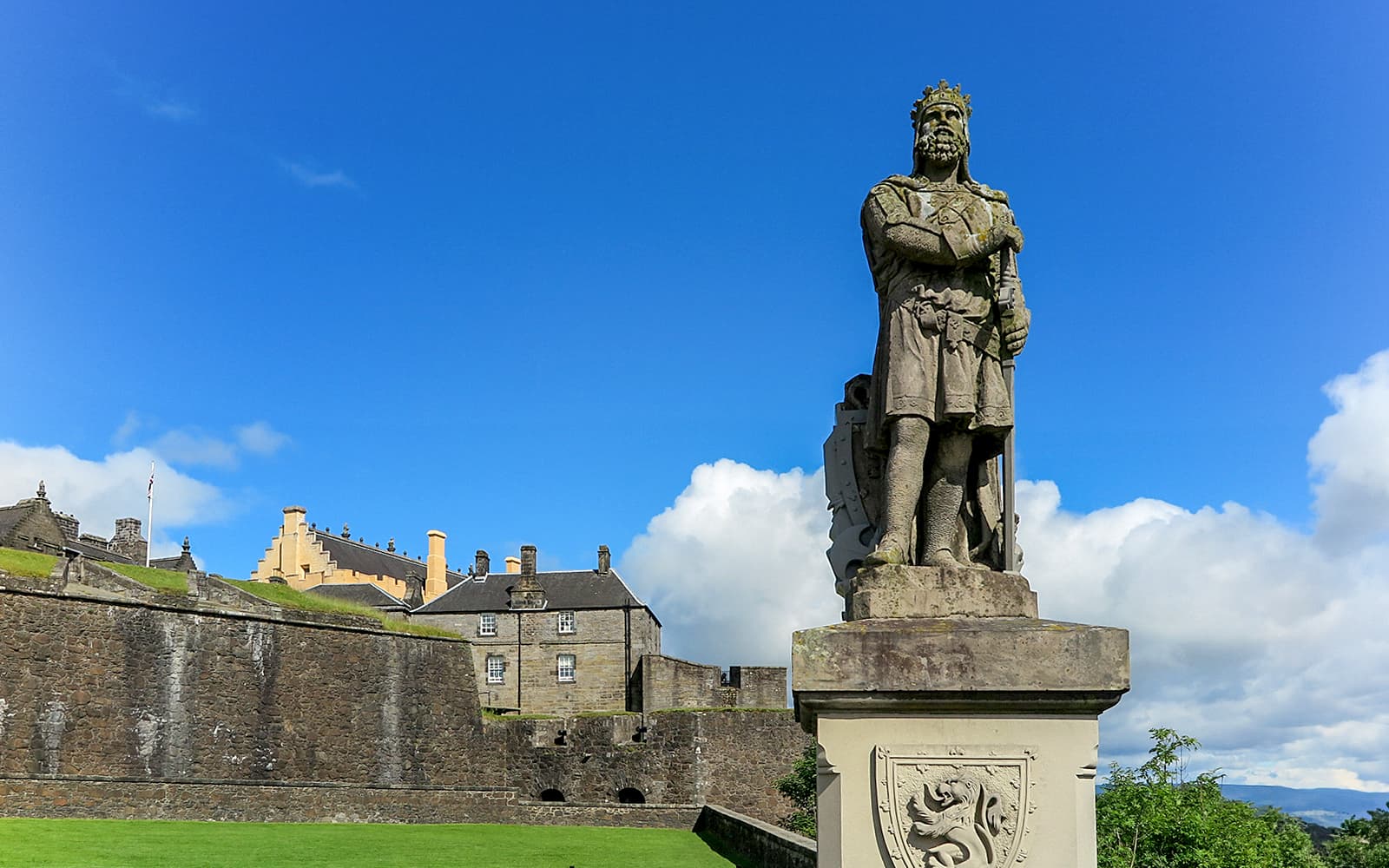 From Edinburgh: Loch Lomond, Stirling Castle & Kelpies Day Trip tickets in Edinburgh - Features | TickYourList