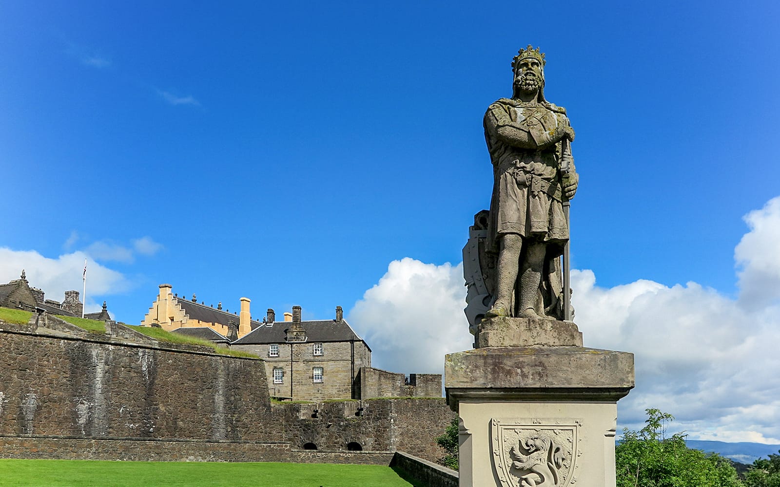 From Edinburgh: Loch Lomond, Stirling Castle & Kelpies Day Trip tickets in Edinburgh - Features | TickYourList