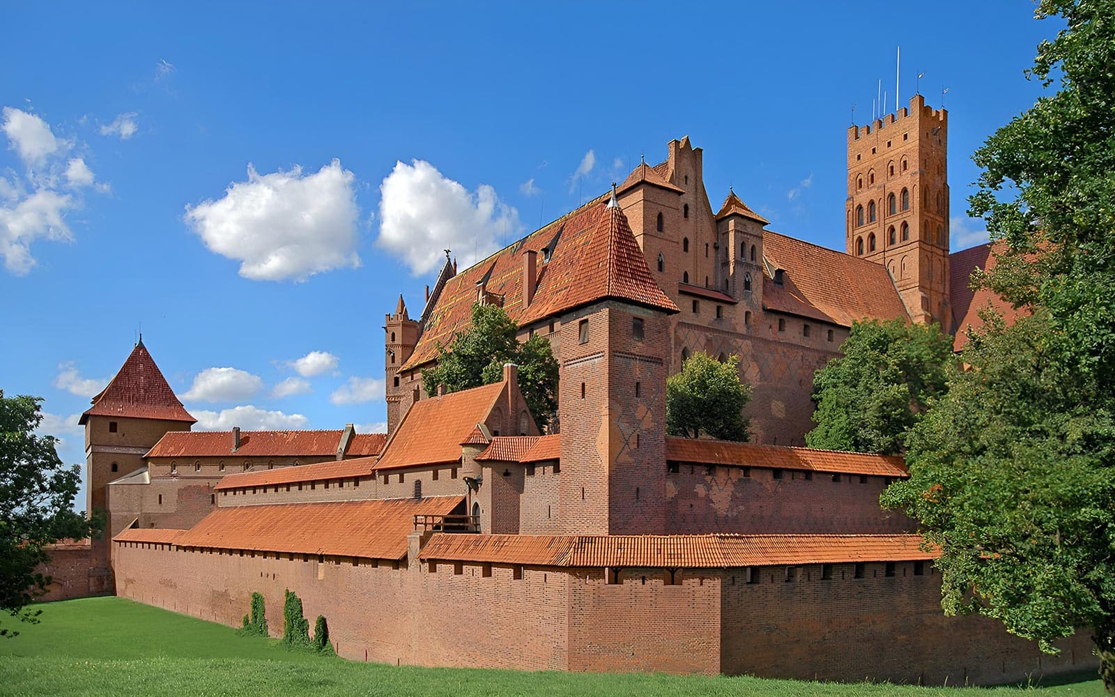 Audio-Guided Tour of Malbork Castle with Hotel Transfers from Gdansk