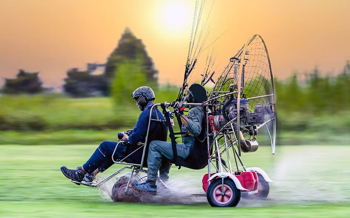 ce9586fc8e9ca2d26ee326faf39961e5-11441-dubai-paramotor-adventure-tour-04.avif