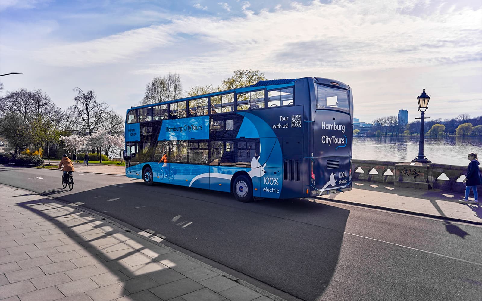 Stadtrundfahrt: Hamburg Hop-On Hop-Off Bus Tour with Optional Alster Lake or Harbor Cruise