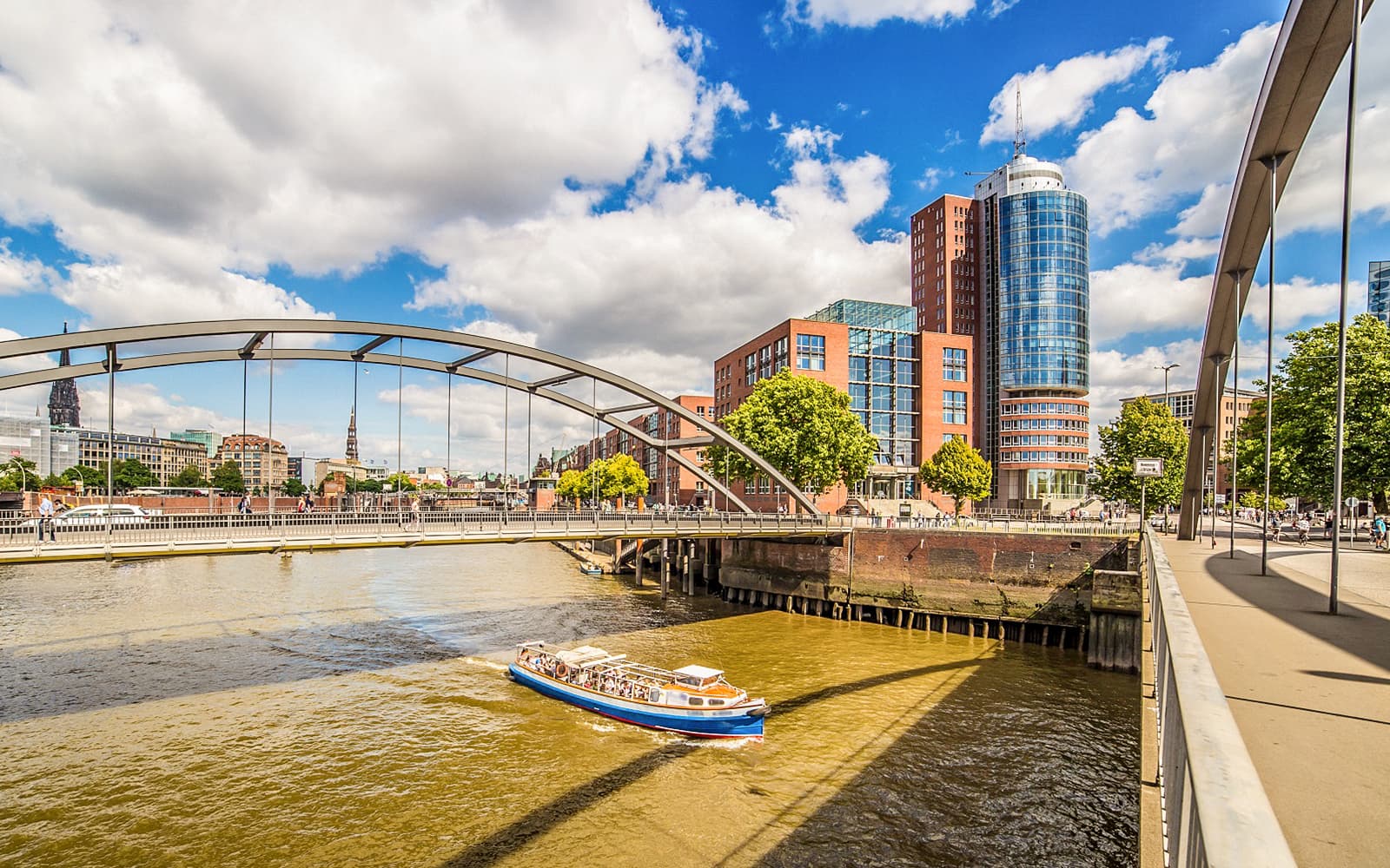 2-Hour Harbor Cruise in Hamburg with Live Commentary in German