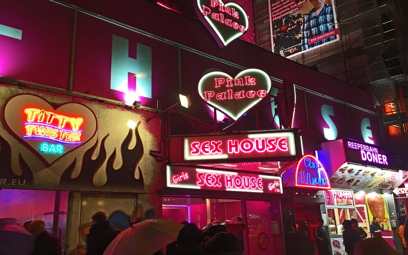 Hamburg Citytours 24-Hr Hop-On Hop-Off Bus Tour with Evening Reeperbahn Tour tickets in Hamburg - Features | TickYourList