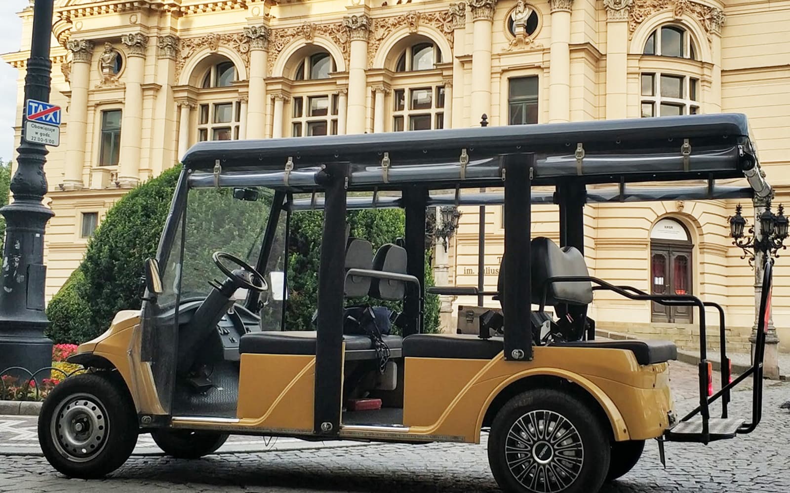 Old Town Sightseeing by Golf Cart & Wawel Castle Guided Tour tickets in Krakow - Features | TickYourList