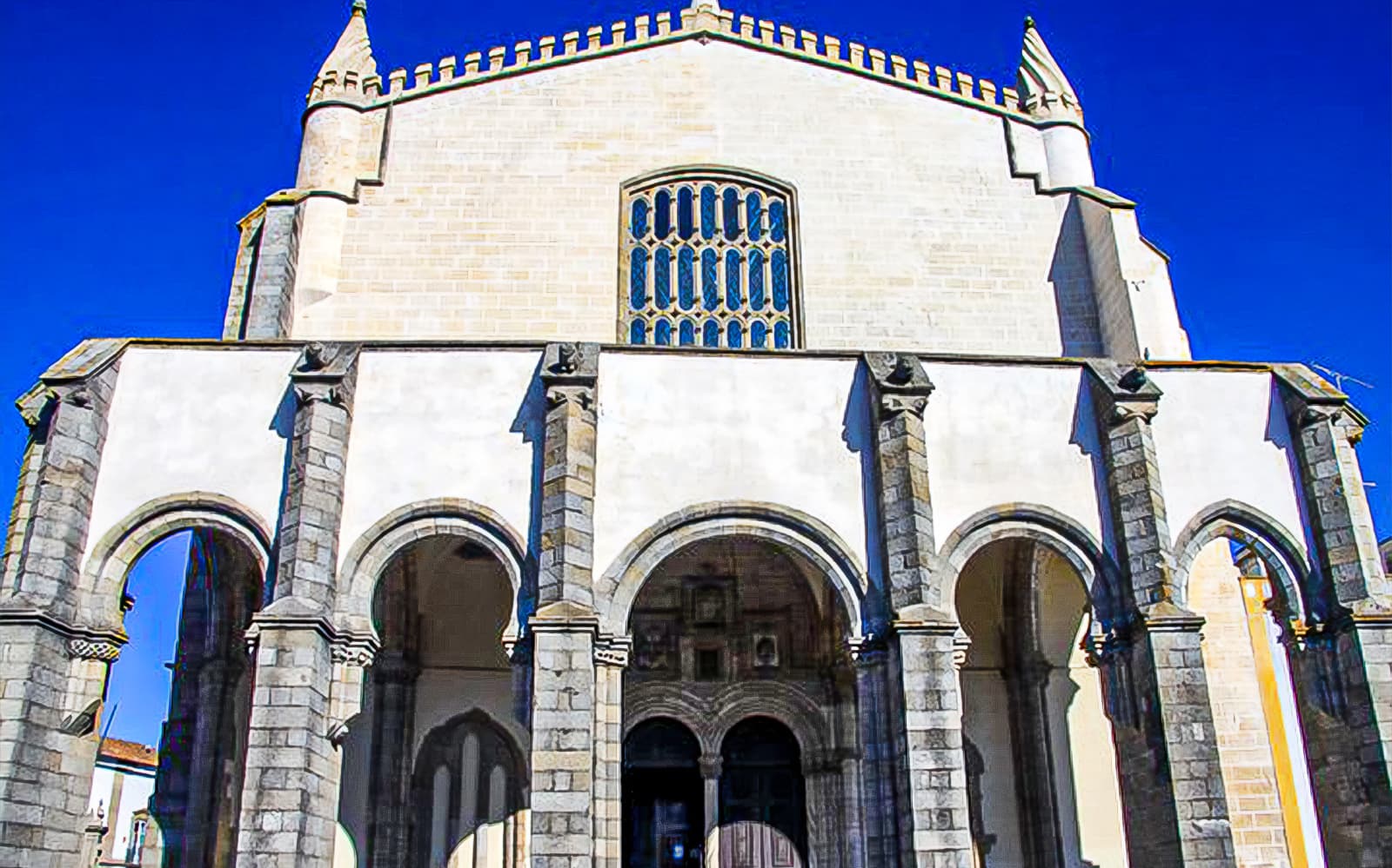 Small-Group Full-Day Guided Tour of Évora and Almendres Cromlech from Lisbon