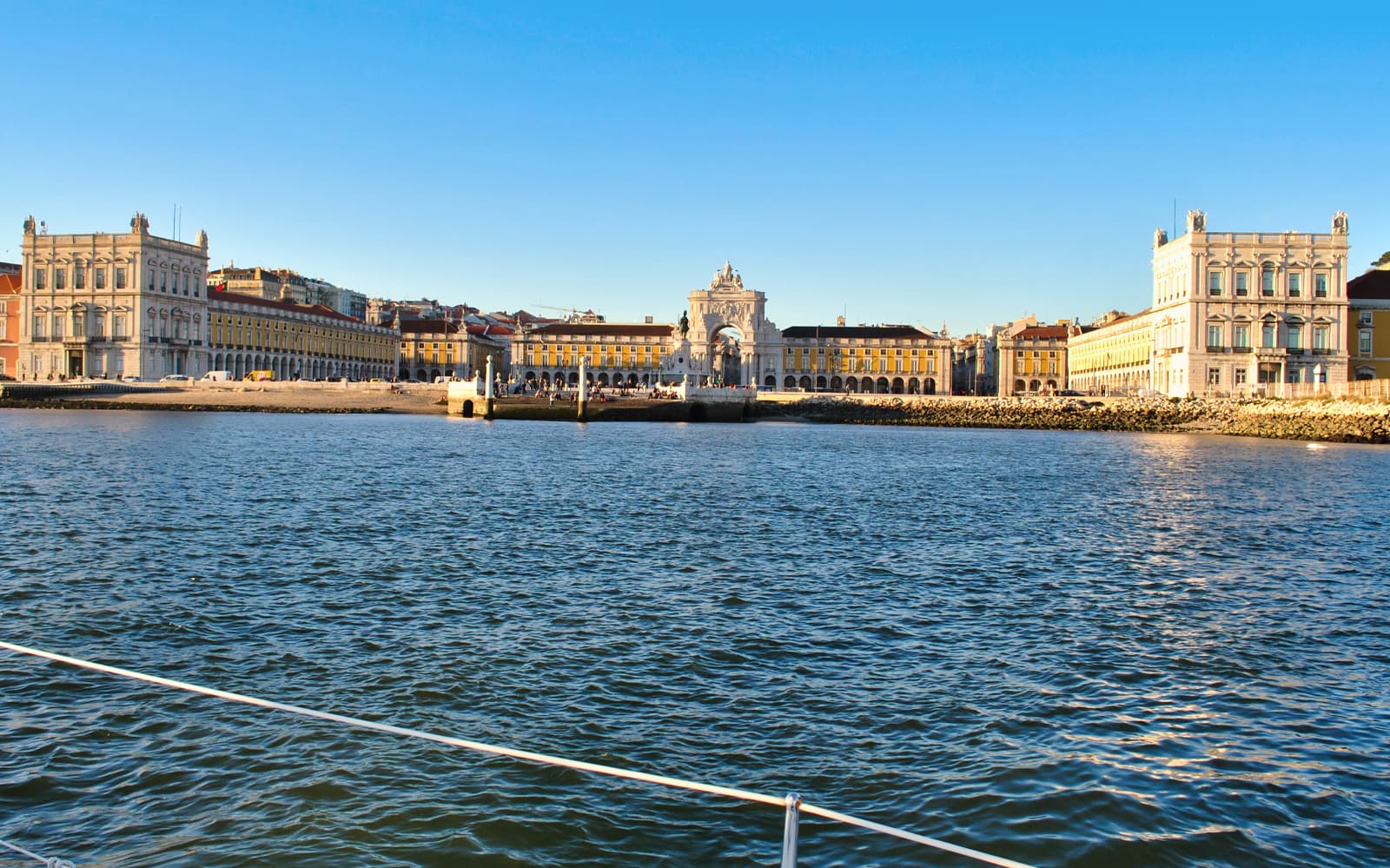 Sightseeing Cruise on Tagus River with Live Commentary