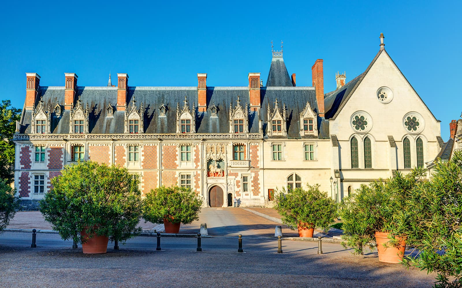 Combo (Save 15%): Chenonceau Castle + Chambord Castle + Royal Blois Castle Skip-the-Line Tickets in Loire Valley - Features | TickYourList