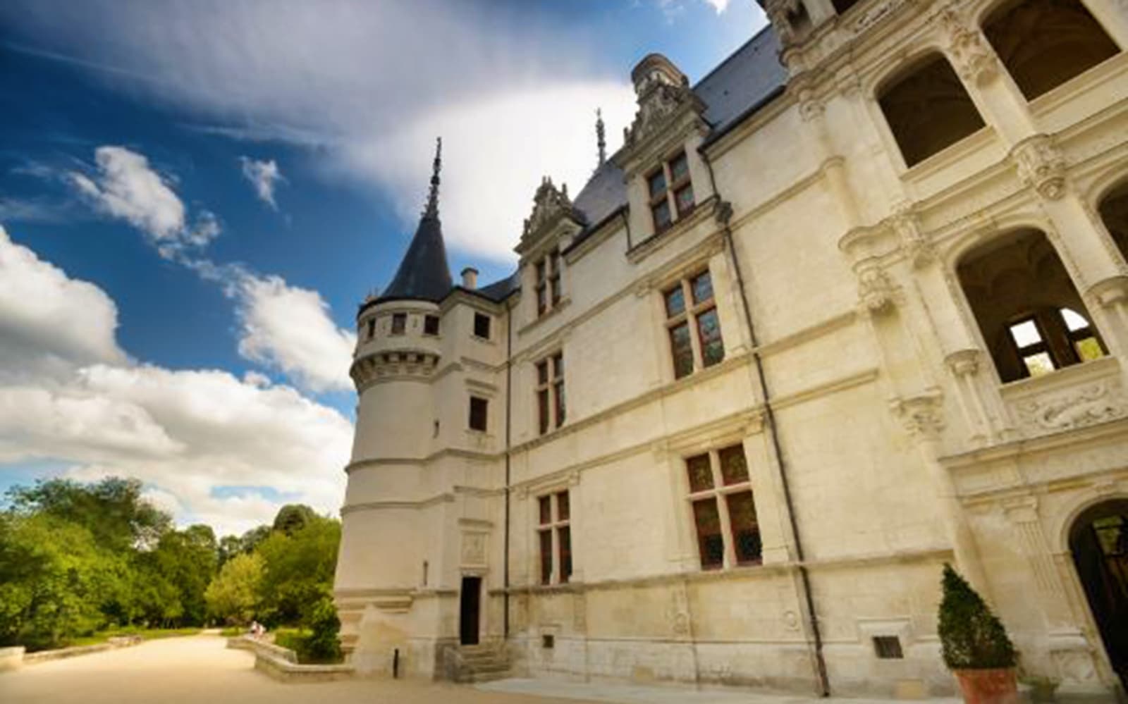 Combo (Save 6%): Chambord + Azay le Rideau Castle Tickets in Loire Valley - Features | TickYourList
