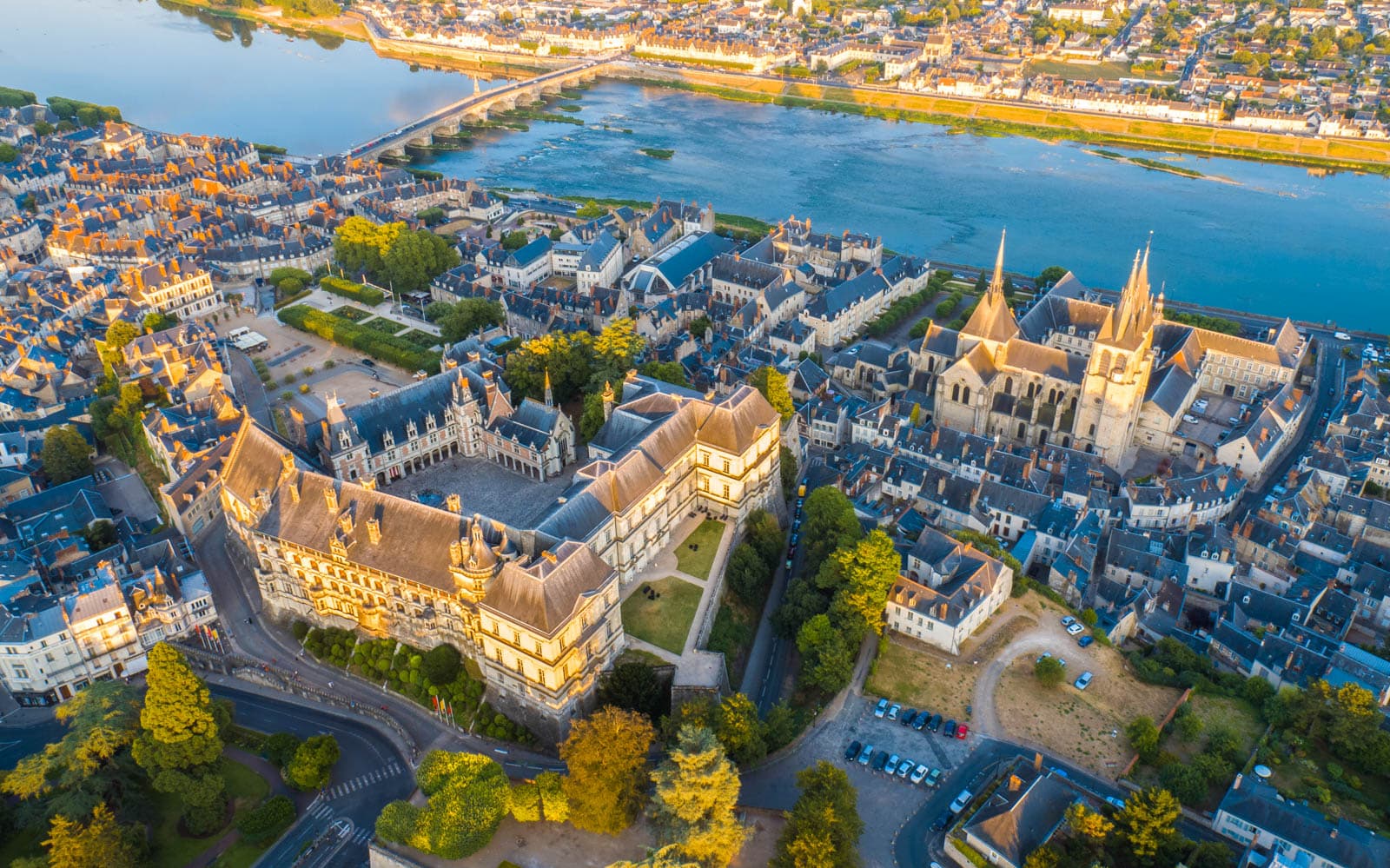 Combo: Chambord + Domaine du Chaumont-sur-Loire + Royal Blois Castle Tickets in Loire Valley - Features | TickYourList