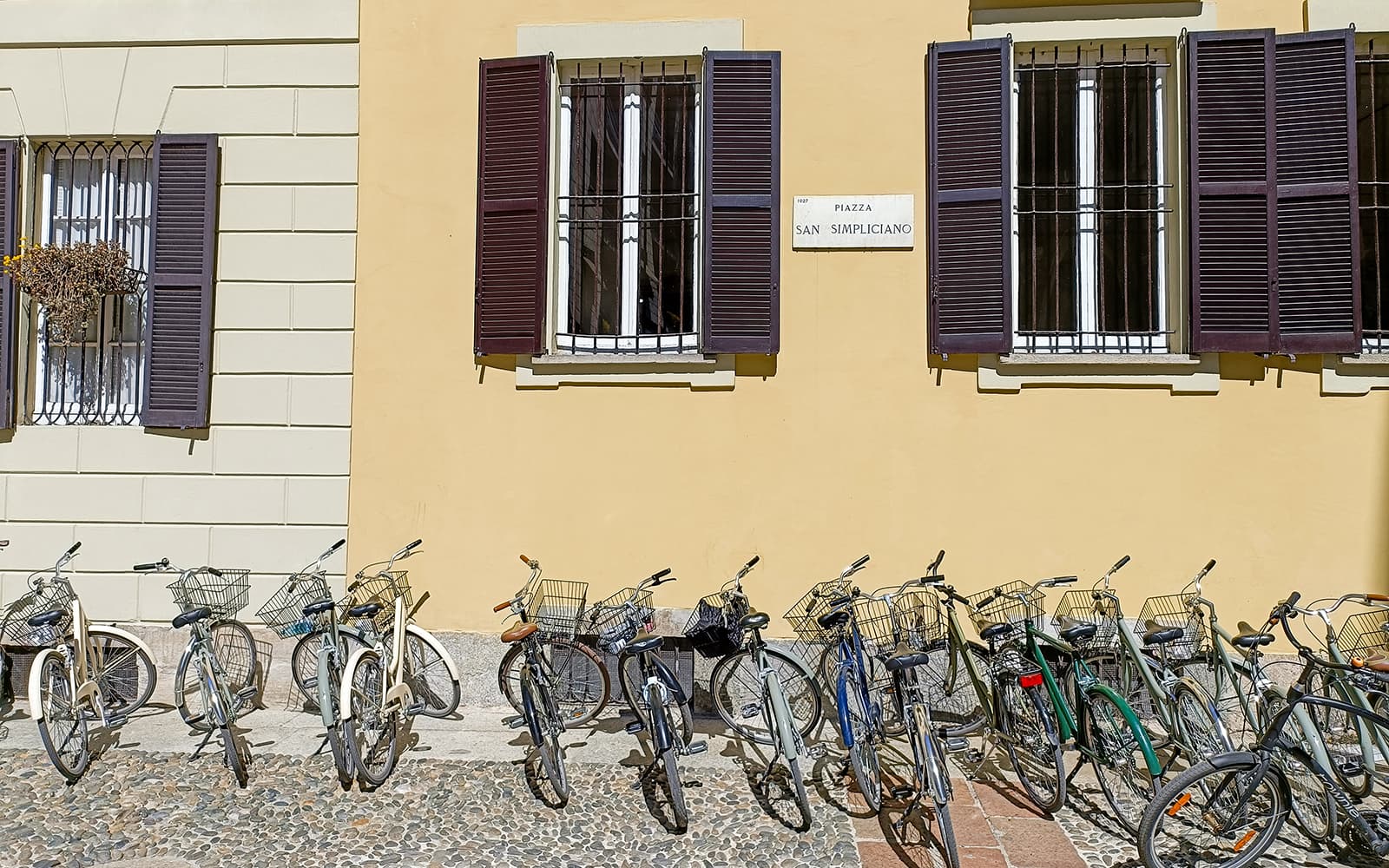Guided Biking Tour Through Hidden Gems of Milan