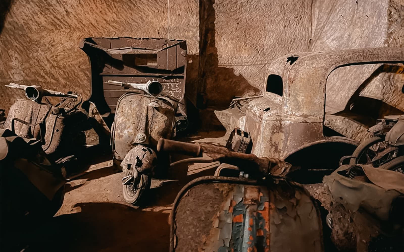 Bourbon Tunnel Entry Tickets & Guided Tour in Naples - Features | TickYourList