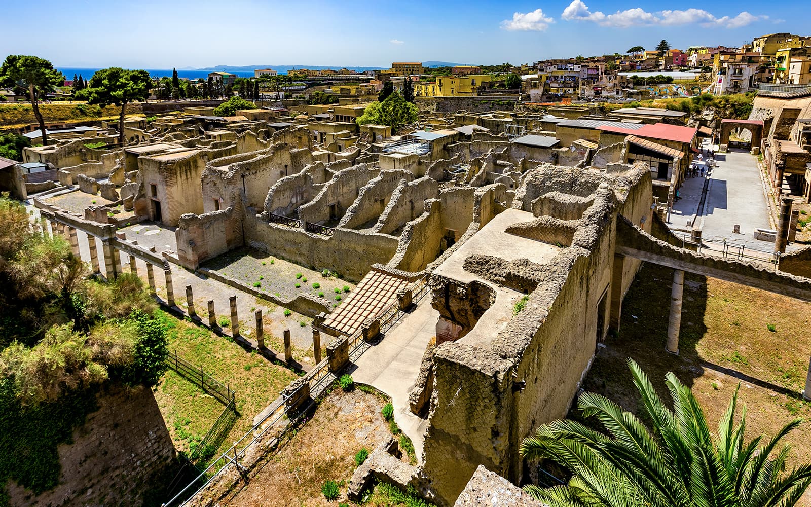 Combo: Herculaneum Skip-the-Line Tickets + Campania Express: Naples to/from Herculaneum in Naples - Features | TickYourList